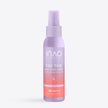 Eine lavendelfarbene Flasche „INAO by essence Fine Time Daily Hypo Spray“ (0,02 % hypochlorige Säure), die laut Etikett zur dermatologischen Anwendung zur Beruhigung der Haut bestimmt ist, steht aufrecht vor einem schlichten, hellen Hintergrund.