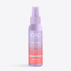 Eine lavendelfarbene Flasche „INAO by essence Fine Time Daily Hypo Spray“ (0,02 % hypochlorige Säure), die laut Etikett zur dermatologischen Anwendung zur Beruhigung der Haut bestimmt ist, steht aufrecht vor einem schlichten, hellen Hintergrund.