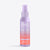 Eine lavendelfarbene Flasche „INAO by essence Fine Time Daily Hypo Spray“ (0,02 % hypochlorige Säure), die laut Etikett zur dermatologischen Anwendung zur Beruhigung der Haut bestimmt ist, steht aufrecht vor einem schlichten, hellen Hintergrund.