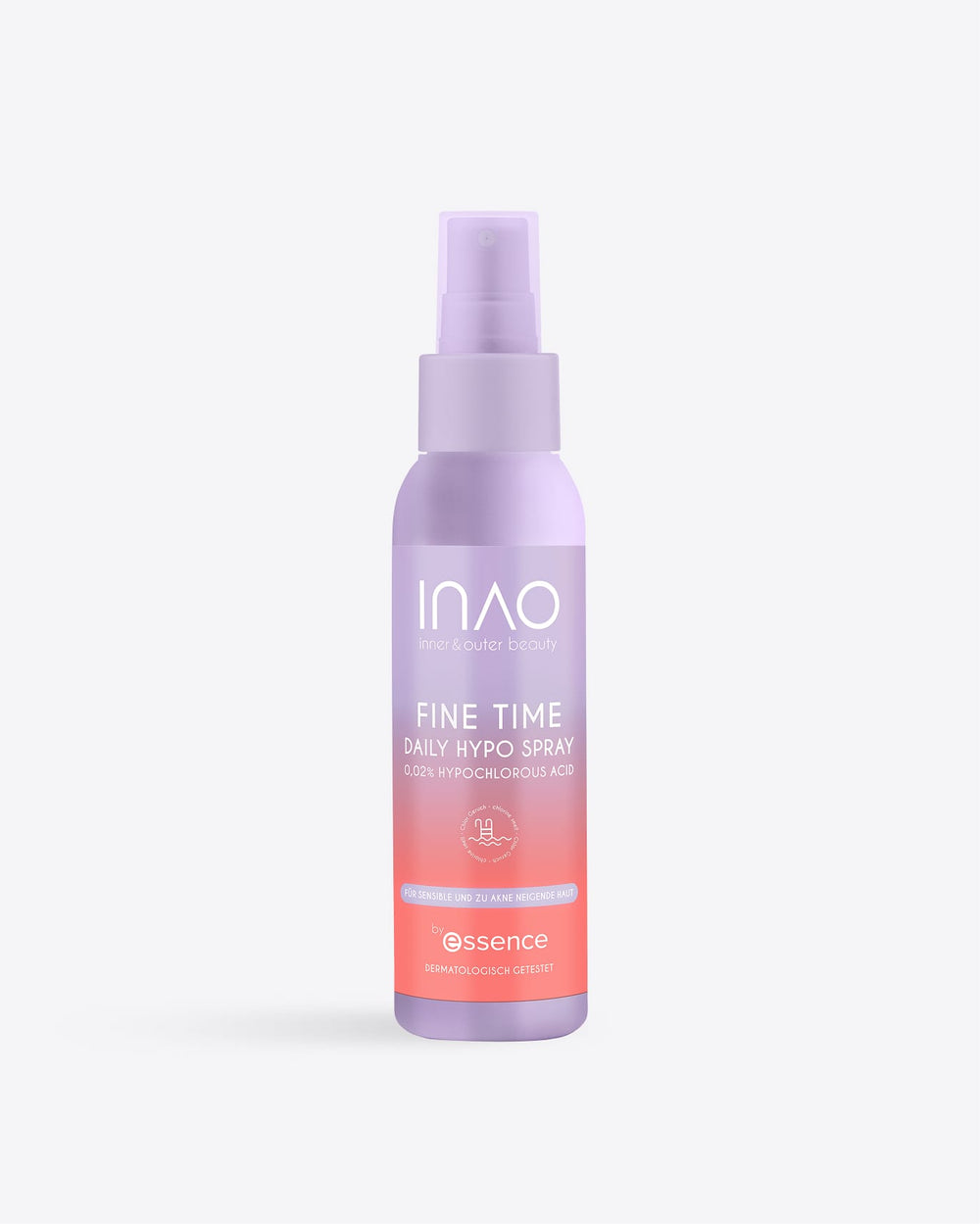 Eine lavendelfarbene Flasche „INAO by essence Fine Time Daily Hypo Spray“ (0,02 % hypochlorige Säure), die laut Etikett zur dermatologischen Anwendung zur Beruhigung der Haut bestimmt ist, steht aufrecht vor einem schlichten, hellen Hintergrund.