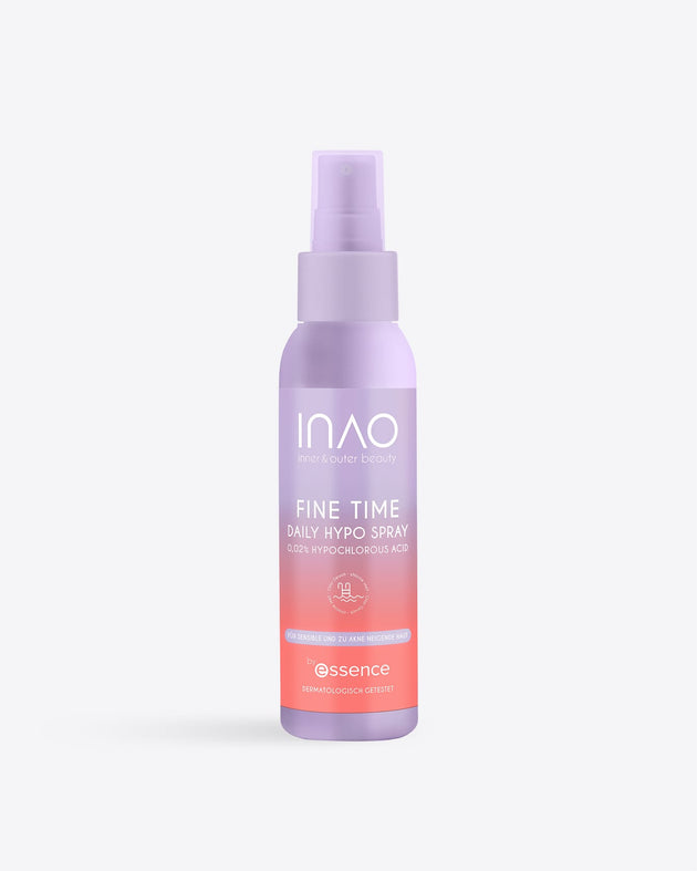 Eine lavendelfarbene Flasche „INAO by essence Fine Time Daily Hypo Spray“ (0,02 % hypochlorige Säure), die laut Etikett zur dermatologischen Anwendung zur Beruhigung der Haut bestimmt ist, steht aufrecht vor einem schlichten, hellen Hintergrund.