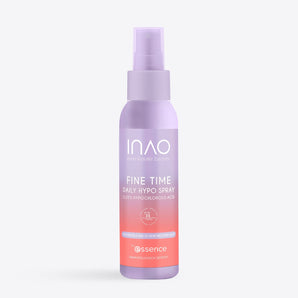 Eine lavendelfarbene Flasche „INAO by essence Fine Time Daily Hypo Spray“ (0,02 % hypochlorige Säure), die laut Etikett zur dermatologischen Anwendung zur Beruhigung der Haut bestimmt ist, steht aufrecht vor einem schlichten, hellen Hintergrund.