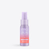 Eine kleine lavendelfarbene Flasche „INAO Fine Time Daily Hypo Spray“ in Reisegröße mit rosa und weißer Beschriftung, einer Sprühdüse und dem „Essence“-Logo; dieses Gesichtsspray beruhigt die Haut. Abgebildet vor einem schlichten weißen Hintergrund.