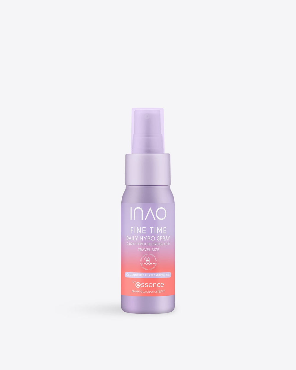 Eine kleine lavendelfarbene Flasche „INAO Fine Time Daily Hypo Spray“ in Reisegröße mit rosa und weißer Beschriftung, einer Sprühdüse und dem „Essence“-Logo; dieses Gesichtsspray beruhigt die Haut. Abgebildet vor einem schlichten weißen Hintergrund.