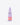 Eine kleine lavendelfarbene Flasche „INAO Fine Time Daily Hypo Spray“ in Reisegröße mit rosa und weißer Beschriftung, einer Sprühdüse und dem „Essence“-Logo; dieses Gesichtsspray beruhigt die Haut. Abgebildet vor einem schlichten weißen Hintergrund.