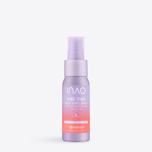 Eine kleine lavendelfarbene Flasche „INAO Fine Time Daily Hypo Spray“ in Reisegröße mit rosa und weißer Beschriftung, einer Sprühdüse und dem „Essence“-Logo; dieses Gesichtsspray beruhigt die Haut. Abgebildet vor einem schlichten weißen Hintergrund.