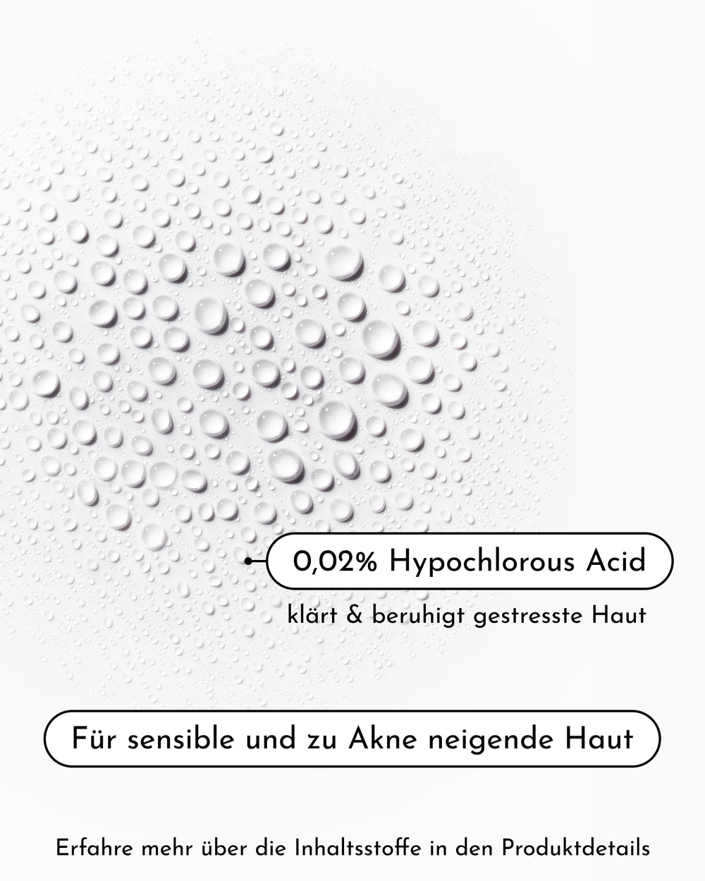 Nahaufnahme von Wassertropfen auf einer weißen Oberfläche, überlagert von einem deutschen Text über 0,02 % Hypochlorsäure für empfindliche, zu Akne neigende Haut. In der Beschreibung wird das „Fine Time Daily Hypo Spray“ von INAO by essence als Gesichtsspray hervorgehoben, das die Haut beruhigt. Die Inhaltsstoffe entnehmen Sie bitte den Produktdetails.