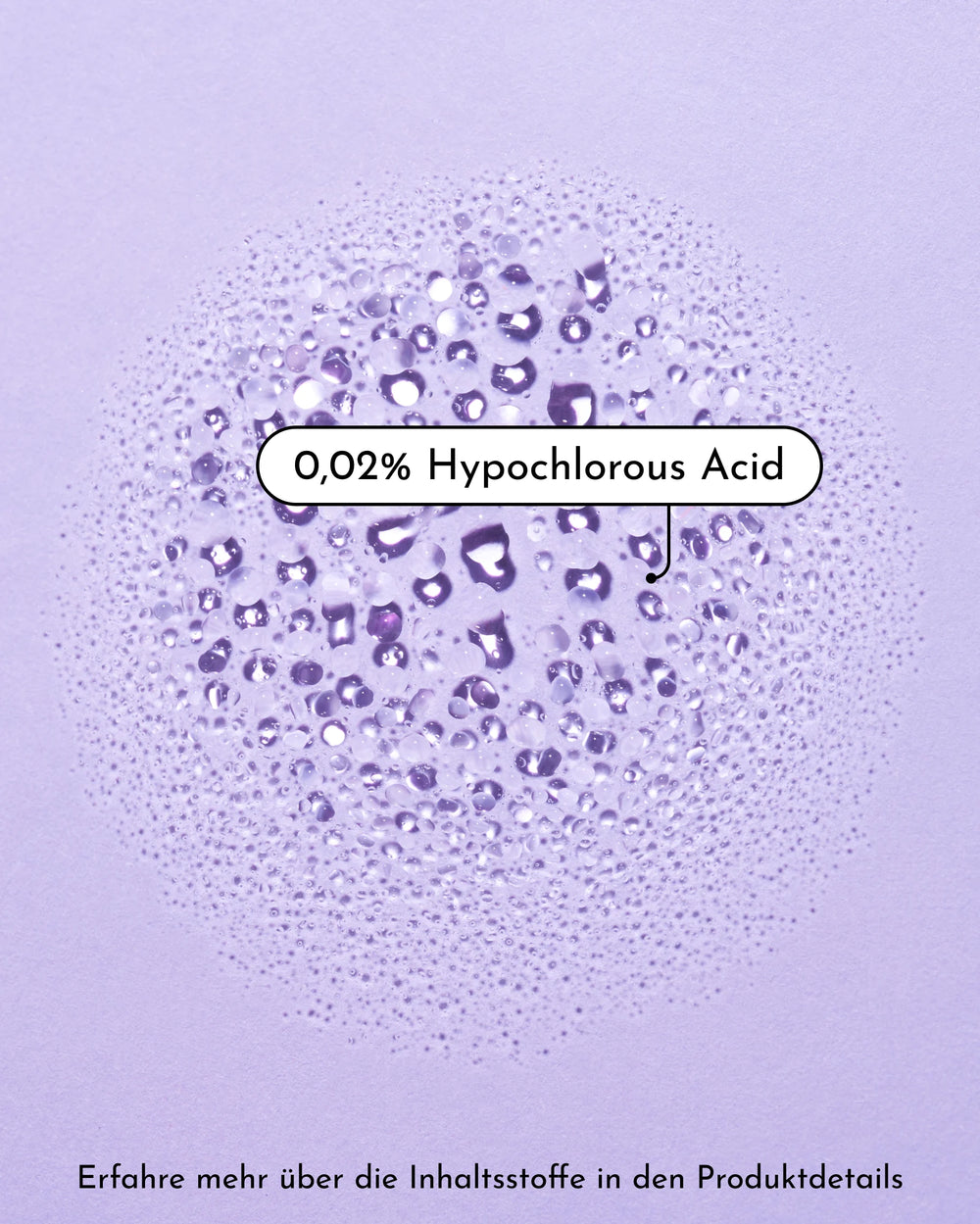 Wassertröpfchen ballen sich auf einer hellvioletten Fläche mit der Aufschrift "0,02% Hypochlorous Acid". Am unteren Rand steht ein deutscher Text: "Erfahre mehr über die Inhaltsstoffe in den Produktdetails." Produkt: Fine Time Daily Hypo Spray von INAO by essence.