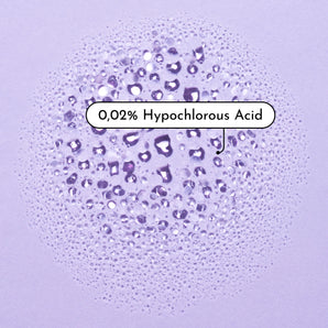 Wassertröpfchen ballen sich auf einer hellvioletten Fläche mit der Aufschrift "0,02% Hypochlorous Acid". Am unteren Rand steht ein deutscher Text: "Erfahre mehr über die Inhaltsstoffe in den Produktdetails." Produkt: Fine Time Daily Hypo Spray von INAO by essence.