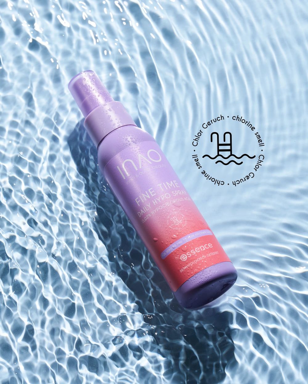 Eine lila-rosa Sprühflasche mit der Aufschrift "Fine Time Daily Hypo Spray" von INAO by essence schwimmt auf plätscherndem Wasser. In der Nähe erscheinen die Grafik eines Swimmingpools und die Worte "Chlorine Getuch - Chlorine Smell".