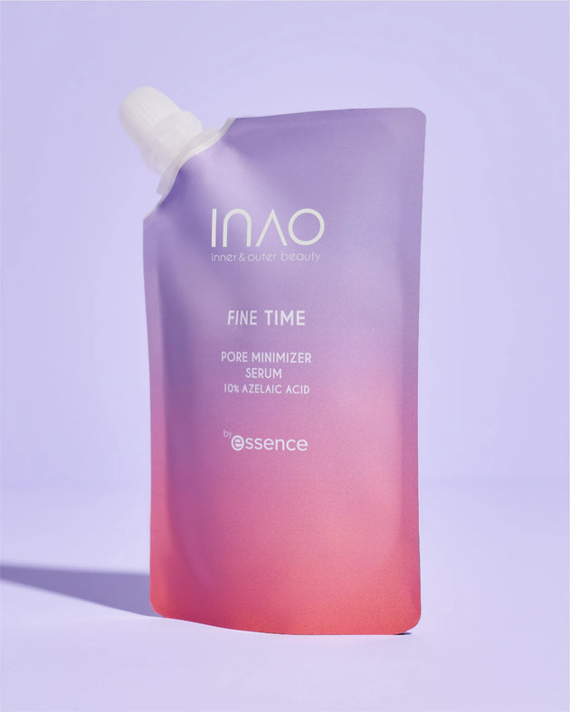 Ein Beutel mit INAO by essence Fine Time Pore Minimizer Serum Refill in Lila und Rosa mit Farbverlauf steht aufrecht auf einem hellen Lavendelhintergrund.