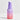 Eine Flasche Hautpflegeserum mit Farbverlauf in Lila und Rosa mit der Aufschrift „INAO Fine Time Pore Minimizer Serum mit 10 % Azelainsäure von essence“ auf hellgrauem Hintergrund.