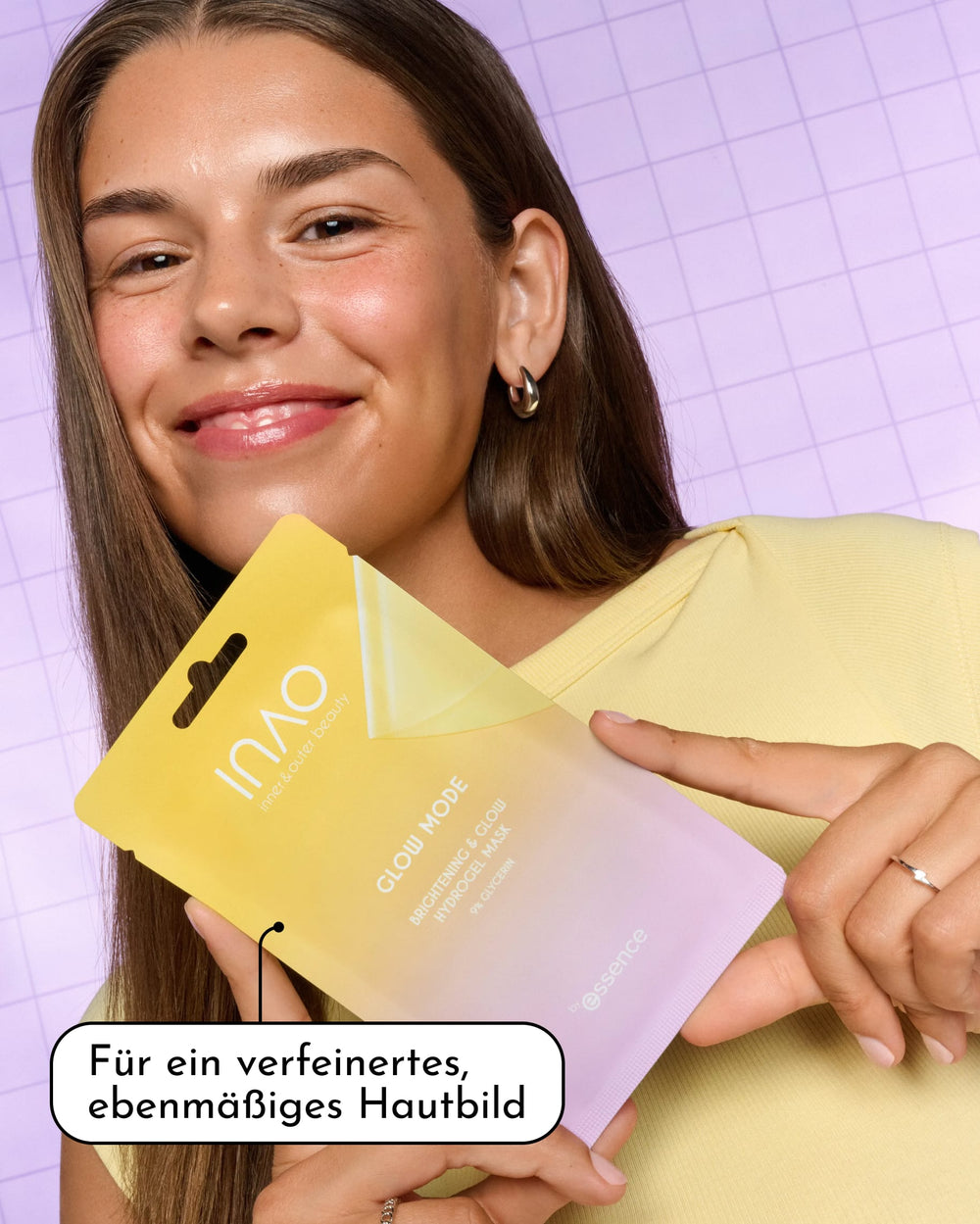 Eine lächelnde Frau in einem gelben Shirt hält eine INAO Glow Mode Brightening & Glow Hydrogel-Maske in der Hand. Sie zeigt auf die Verpackung, und in einer deutschen Sprechblase steht: „Für ein verfeinertes, ebenmäßiges Hautbild.“ Perfekt für einen Feuchtigkeitsboost dank Niacinamid.