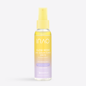 Sprühflasche des INAO Glow Mode 2in1 Serum Toner Spritz in Gelb und Lila vor hellgrauem Hintergrund.