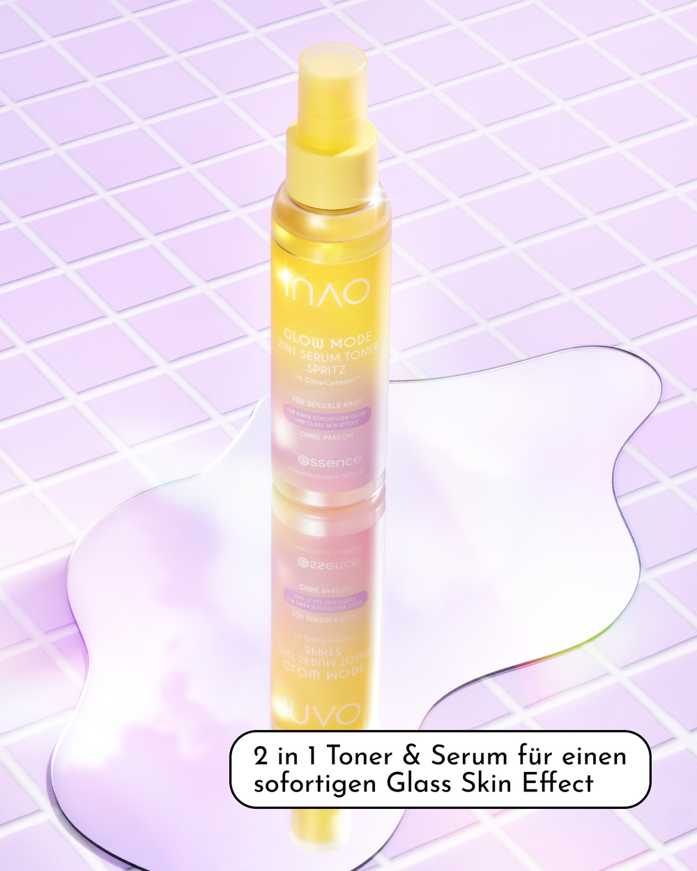 Der Glow Mode 2in1 Serum Toner Spritz schwebt über einer glänzenden Textur vor lila Fliesen, mit dem Hinweis „2 in 1 Toner & Serum für einen sofortigen Glass Skin Effect“.