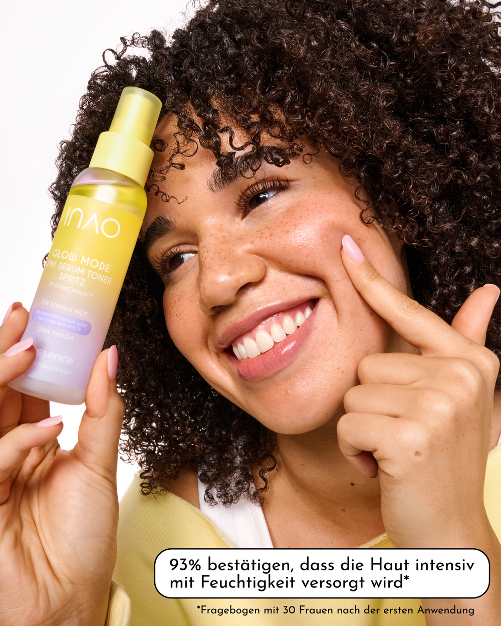 Lächelnde Person mit lockigem Haar hält den Glow Mode 2in1 Serum Toner Spritz neben ihr Gesicht, mit dem Studienergebnis „93% bestätigen, dass die Haut intensiv mit Feuchtigkeit versorgt wird“.