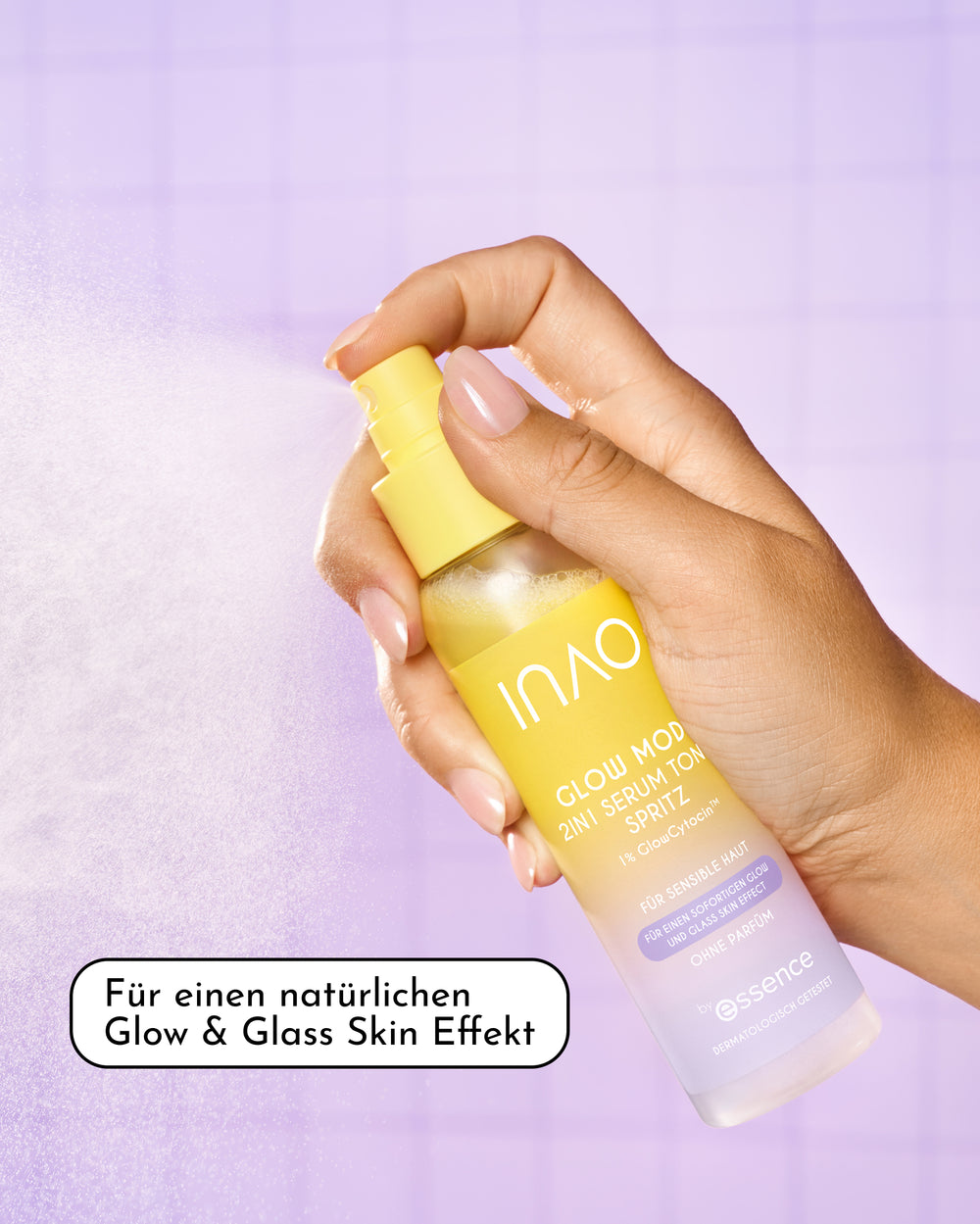 Eine Hand sprüht eine Flasche „Glow Mode 2in1 Serum Toner Spritz“ von INAO vor einem violetten Hintergrund. Der deutsche Text wirbt mit intensiver Feuchtigkeit für einen natürlichen „Glass Skin Glow“ und den „Glass Skin“-Effekt.