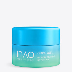 Auf weißem Hintergrund steht ein blau-grüner Tiegel mit der „INAO by essence Hydra Soul 24h Hydro Gel Cream“ mit 5 % Niacinamid. Die Feuchtigkeitscreme besticht durch minimalistische weiße Schriftzüge und eine glatte, matte Oberfläche.