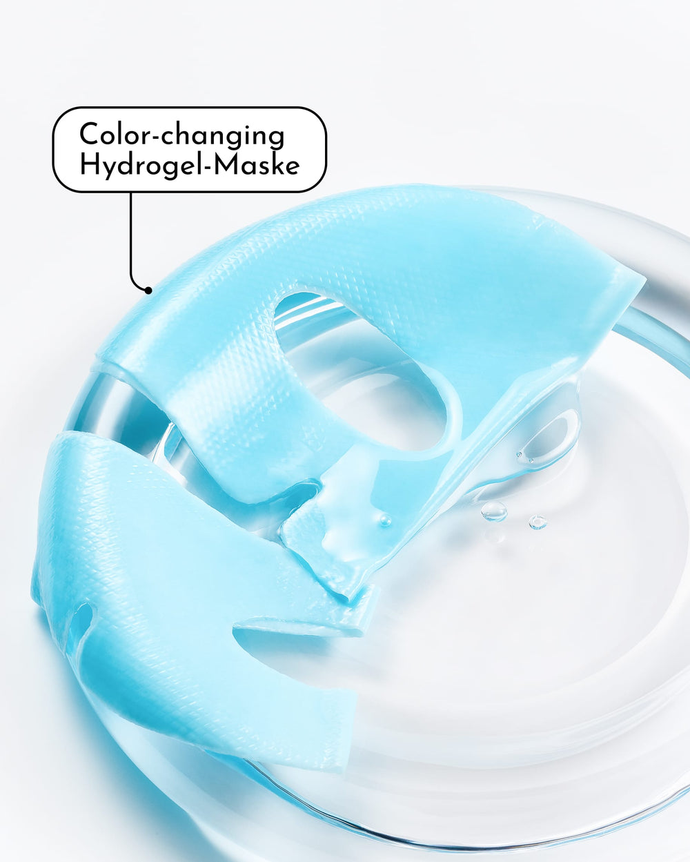 Eine blaue „Hydra Soul Hydrating & Glow Hydrogel-Maske“ von INAO mit Aussparungen für Augen und Mund liegt auf einer Glasschale und verspricht einen intensiven Feuchtigkeitsboost. Auf einem Etikett steht „Farbwechselnde Hydrogel-Maske“, was die Aufmerksamkeit auf die feuchtigkeitsspendende Formel mit Hyaluronsäure lenkt. Der Hintergrund bleibt weiß und minimalistisch.