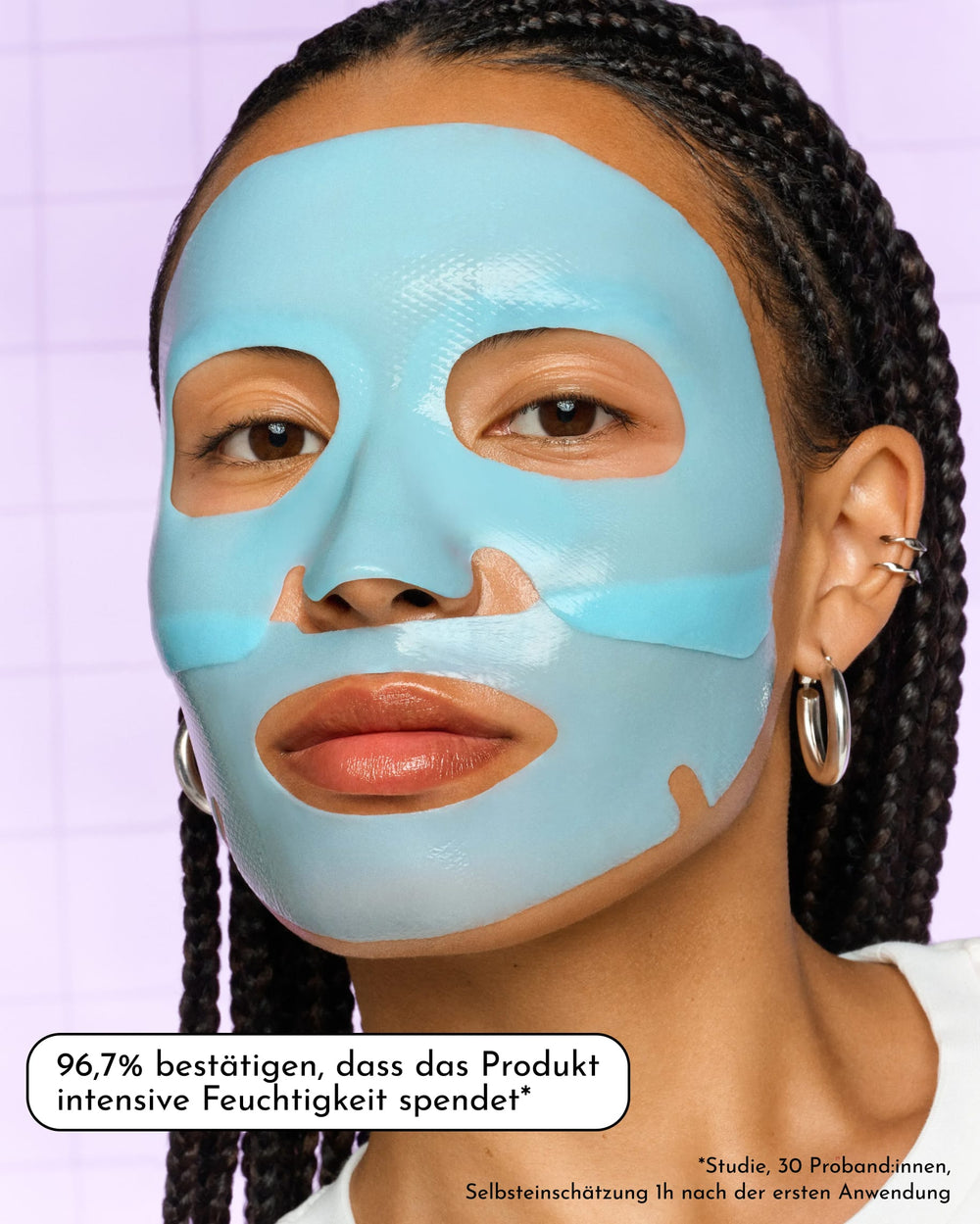 Eine Frau mit geflochtenen Haaren trägt eine blaue „Hydra Soul Hydrating & Glow Hydrogel Mask“ von INAO, die mit Hyaluronsäure angereichert ist. Im Hintergrund ist ein violettes Gittermuster zu sehen. Ein deutscher Text am unteren Rand hebt eine Studienstatistik zur Feuchtigkeitszufuhr und zur feuchtigkeitsspendenden Wirkung des Produkts hervor.