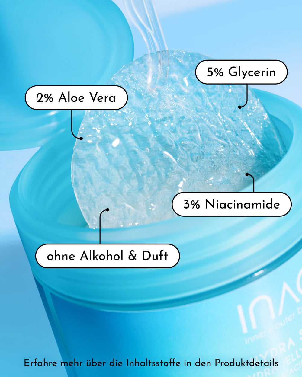 Eine Nahaufnahme eines geöffneten blauen Tiegels der INAO by essence Hydra Soul 24h Hydra Jelly Toner Pads zeigt ein klares Gel mit 3% Niacinamid. Auf dem Etikett sind 2% Aloe Vera, 5% Glycerin, "ohne Alkohol & Duft" und ein deutscher Text am unteren Rand angegeben.