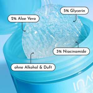 Eine Nahaufnahme eines geöffneten blauen Tiegels der INAO by essence Hydra Soul 24h Hydra Jelly Toner Pads zeigt ein klares Gel mit 3% Niacinamid. Auf dem Etikett sind 2% Aloe Vera, 5% Glycerin, "ohne Alkohol & Duft" und ein deutscher Text am unteren Rand angegeben.