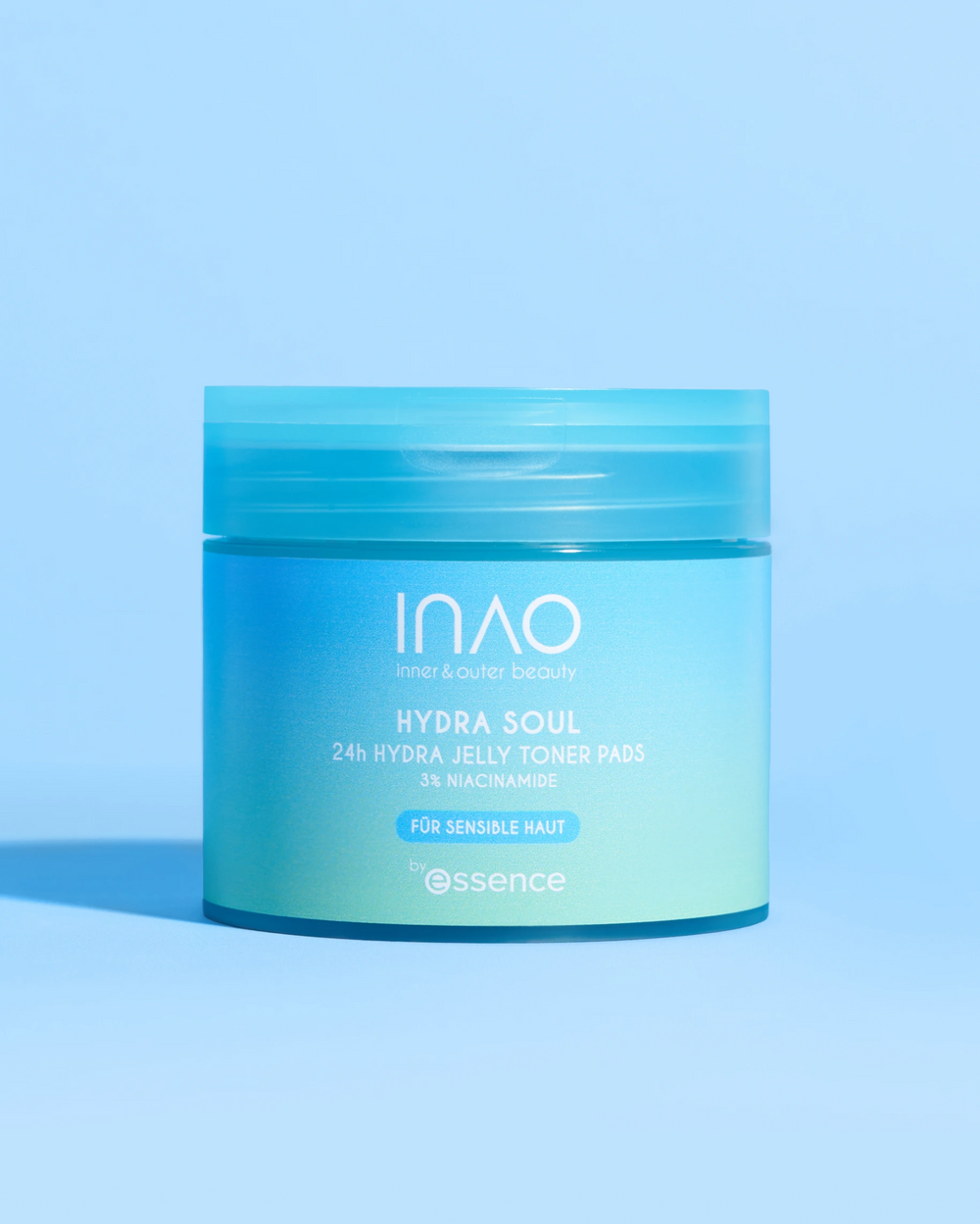 Ein Tiegel mit blaugrünem Farbverlauf und der Aufschrift "Hydra Soul 24h Hydra Jelly Toner Pads" von INAO by essence für empfindliche Haut spendet intensive Feuchtigkeit und steht vor einem hellblauen Hintergrund.