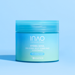Ein Tiegel mit blaugrünem Farbverlauf und der Aufschrift "Hydra Soul 24h Hydra Jelly Toner Pads" von INAO by essence für empfindliche Haut spendet intensive Feuchtigkeit und steht vor einem hellblauen Hintergrund.