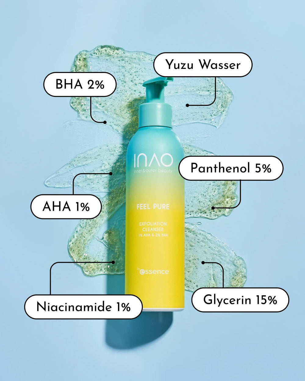 Eine Flasche INAO von essence Clean & Strong Sparset für trockene Haut ist umgeben von den beschrifteten Inhaltsstoffen: BHA 2 %, AHA 1 %, Niacinamid 1 %, Yuzu Wasser, Panthenol 5 % und Glycerin 15 % auf blauem Hintergrund. Ideal für die Nachtpflege.