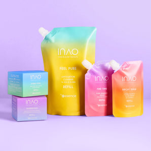 Die farbenfrohen Refill Lover"-Beutel und -Boxen von INAO by essence mit ihren pastellfarbenen Farbverläufen auf hellviolettem Hintergrund zeigen nachhaltige Nachfülloptionen für eine umweltfreundliche Beauty-Routine.