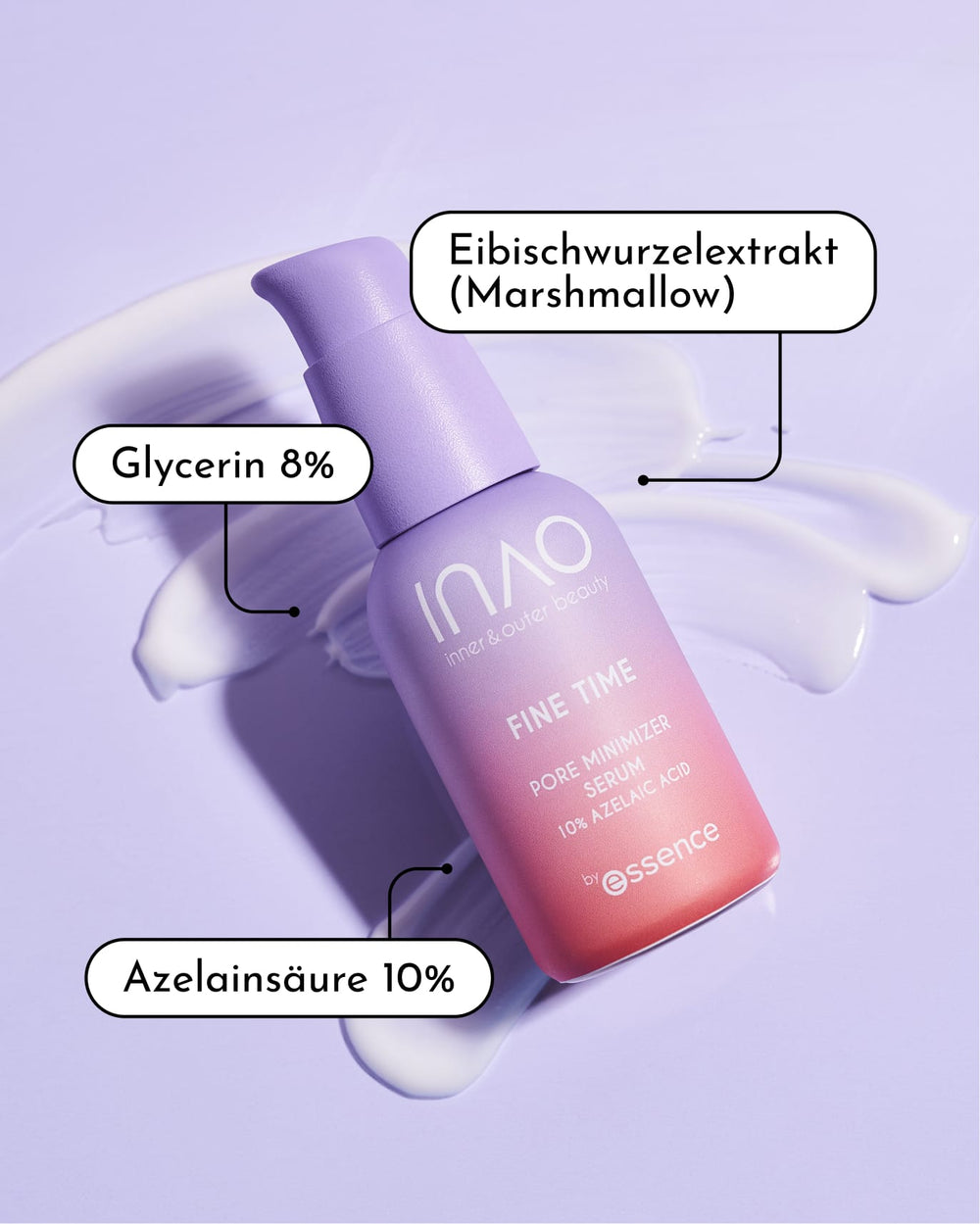 Ein lila-rosafarbener Flakon von INAO by essence Refill Lover steht auf einem hellen lavendelfarbenen Hintergrund, hinter dem das Serum verschmiert ist. Die Etiketten heben die Inhaltsstoffe und das Skincare Refill-Set für nachhaltige Refill-Optionen hervor.