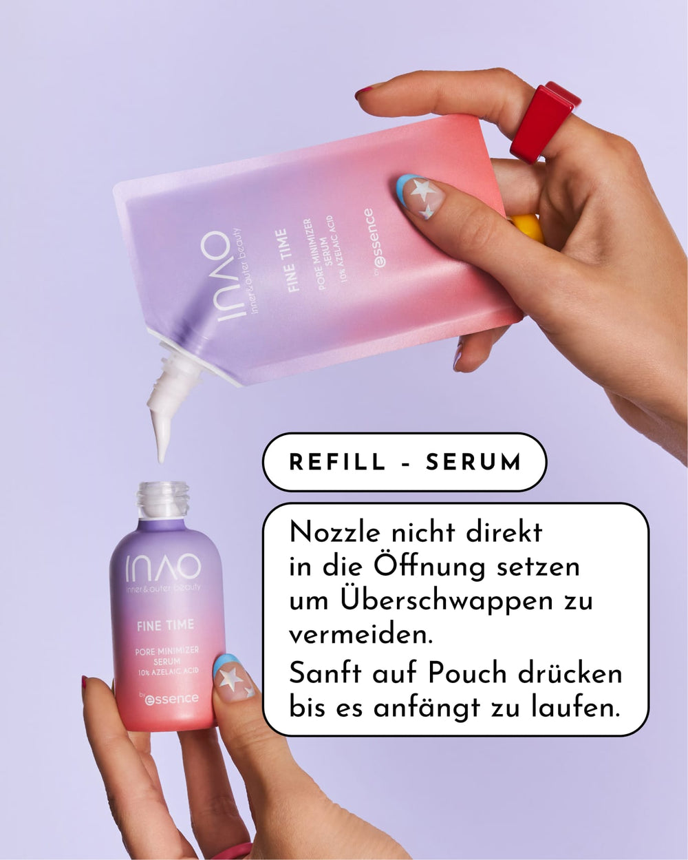 Eine Hand drückt einen pastellfarbenen INAO by essence Refill Lover-Beutel zusammen und gibt das Serum in eine kleine Flasche ab. Der deutsche Text rät: Vermeiden Sie ein Überlaufen - stecken Sie die Tülle nicht direkt in die Öffnung und drücken Sie vorsichtig, bis die Flüssigkeit fließt.