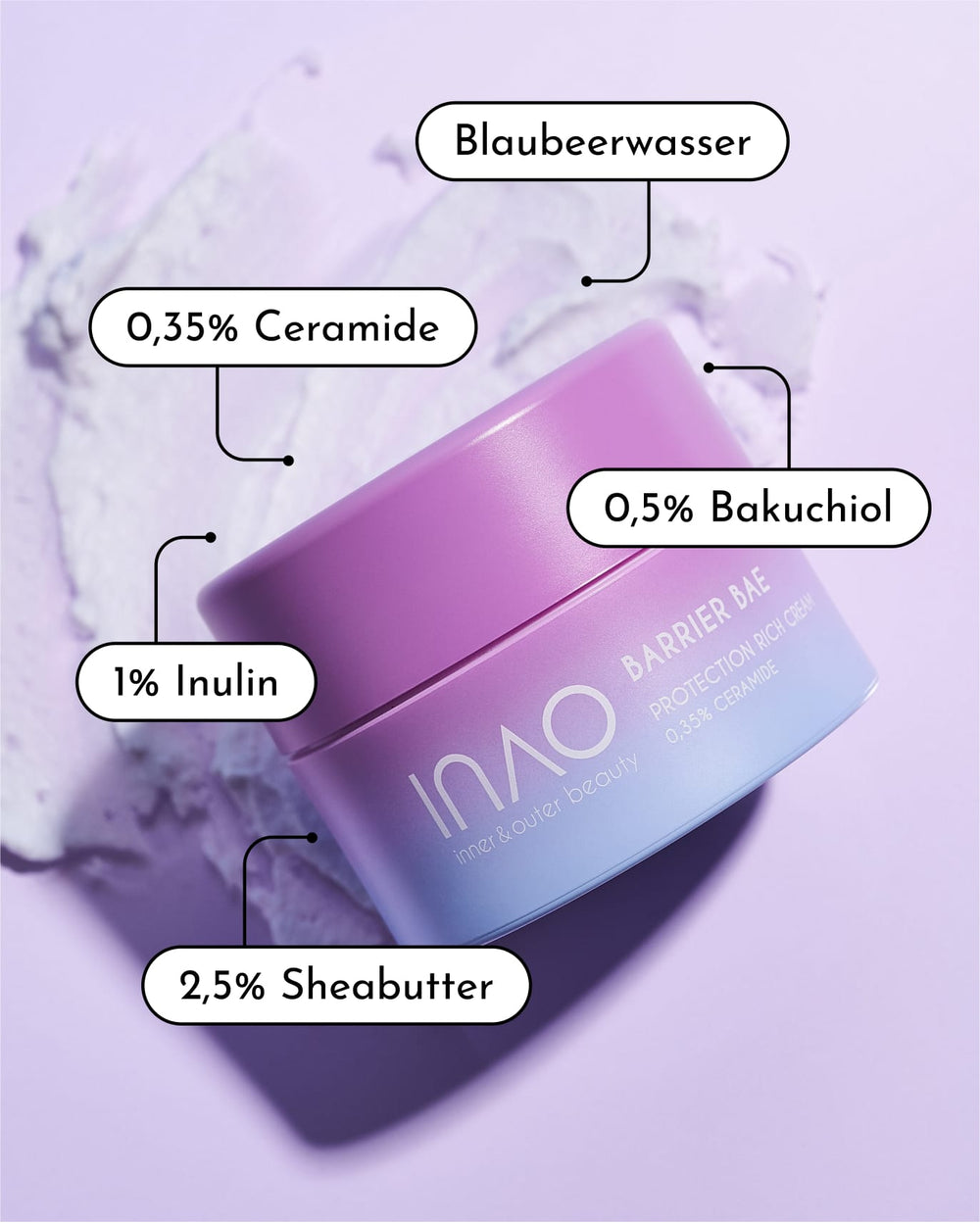 Ein lilafarbener und blauer Tiegel mit der Aufschrift "Refill Lover" von INAO by essence steht auf einem lilafarbenen Hintergrund mit Creme dahinter. Hervorgehobene Inhaltsstoffe sind Blaubeerwasser und Bakuchiol. Entdecke nachhaltige Refill-Optionen mit dem Skincare Refill-Set!.