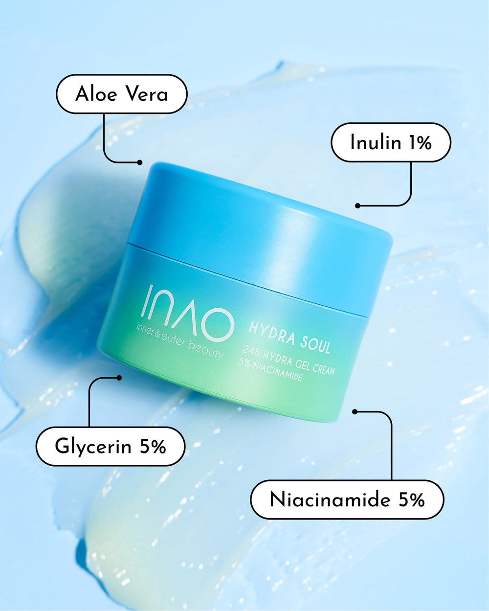 Ein blauer und grüner Tiegel der INAO by essence Refill Lover 24H Hydra Gel Cream steht auf einem Gel-Abstrich. Die Etiketten heben Aloe Vera, Inulin 1%, Glycerin 5% und Niacinamide 5% hervor. Entdecken Sie nachhaltige Refill-Optionen für Ihre Hautpflege.