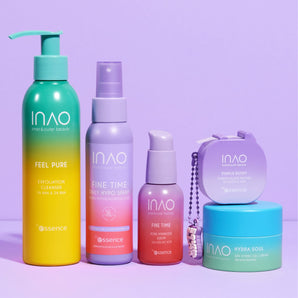 Fünf leuchtende INAO by essence Anti-Unreinheiten Sparset Produkte, darunter Seren und Reiniger in bunten Flaschen und einem runden Behälter, sind auf einer violetten Fläche mit passendem Hintergrund angeordnet, um Unreinheiten zu bekämpfen.