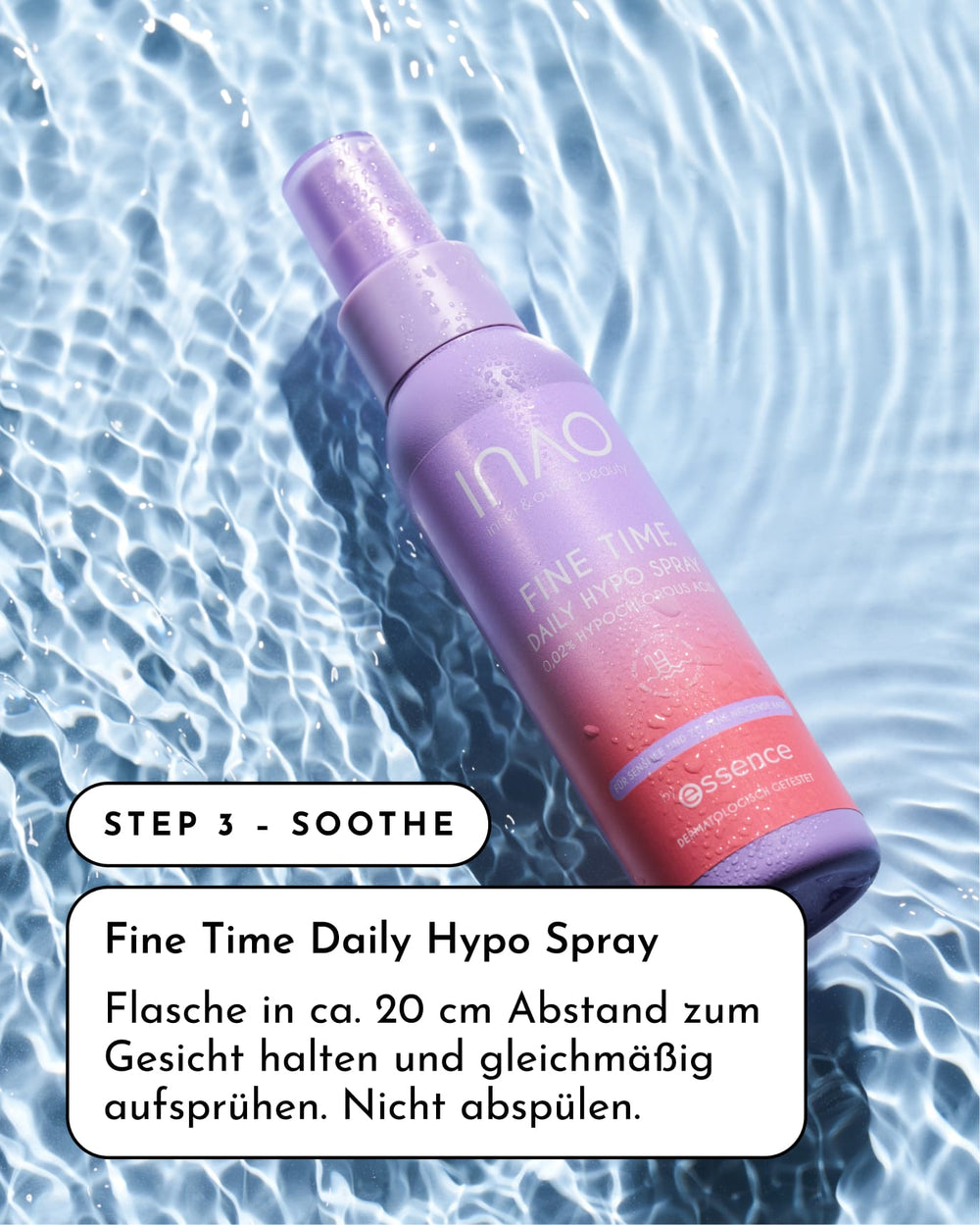Eine Flasche INAO by essence Anti-Unreinheiten Sparset ruht auf plätscherndem blauen Wasser. Die deutsche Anleitung zeigt, wie man makellose Haut erreicht: aus etwa 20 cm Entfernung auf das Gesicht sprühen und nicht abspülen.