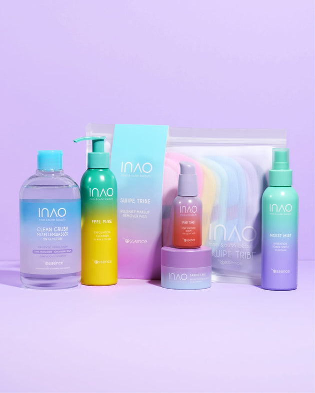 Das Happy Evenings Sparset von INAO by essence enthält farbenfrohe Hautpflegeprodukte - Hydration Toner, Flaschen, Pumpspender, Tiegel und einen Beutel mit Regenbogen-Makeup-Entferner-Pads - die alle auf einer lila Oberfläche mit hellviolettem Hintergrund präsentiert werden.