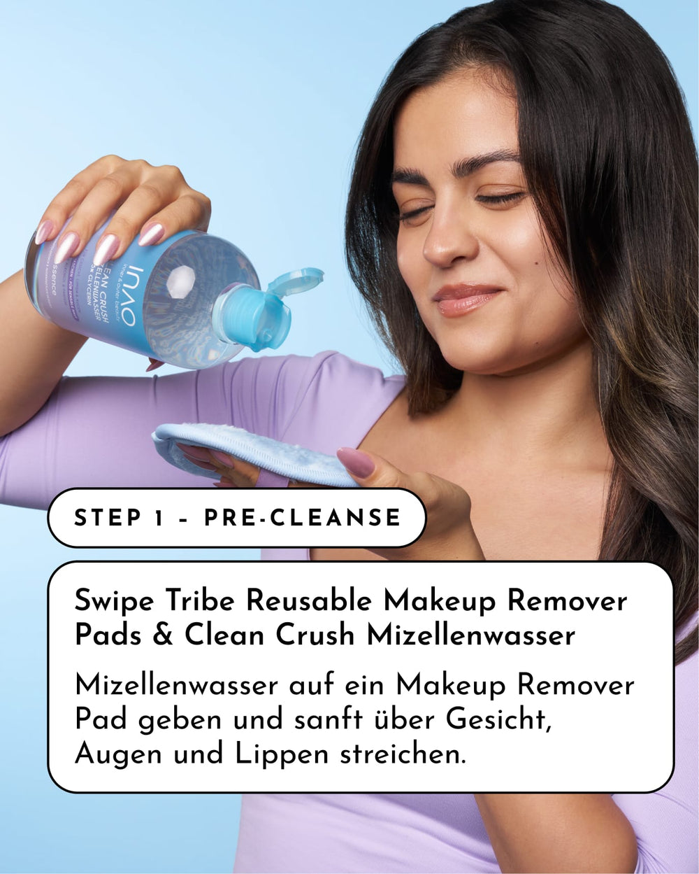 Eine Frau in einem lila Oberteil gießt Hydration Toner auf ein wiederverwendbares Pad. Auf dem Etikett steht: "Schritt 1 - Vorreinigung. Swipe INAO by essence Happy Evenings Sparset Makeup Remover Pads & Clean Crush Mizellenwasser" auf Englisch und Deutsch.