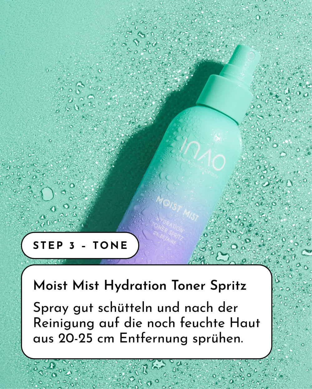 Ein tealfarbener Flakon aus dem "Happy Evenings Sparset" von INAO by essence steht auf einer strukturierten, mit Wassertropfen versehenen Oberfläche. Die deutsche Anleitung beschreibt, wie man das Gesichtswasser auf die frisch gereinigte Haut aufträgt.