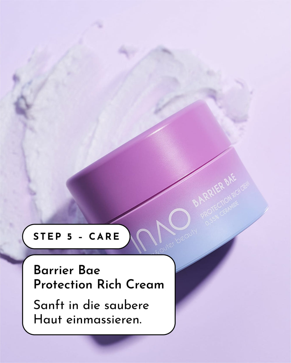 Ein lavendelfarbenes und hellblaues Glas mit INAO by essence Happy Evenings Sparset steht auf einem Klecks Sahne. Der Text lautet: "SCHRITT 5 - PFLEGE. Nach Exfoliation Cleanser, sanft massieren in die saubere Haut für tiefe Nahrung.