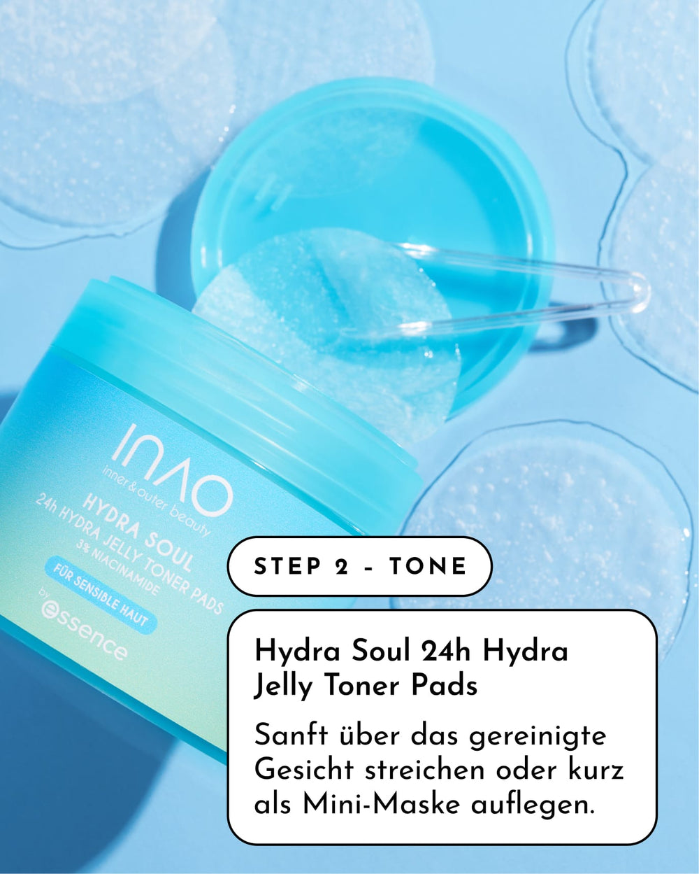 Eine geöffnete Dose INAO by essence Happy Moisture Sparset mit einem durchsichtigen Spatel obenauf, umgeben von durchsichtigen Gel-Pads auf blauem Hintergrund. Unten steht eine Anleitung in deutscher Sprache.