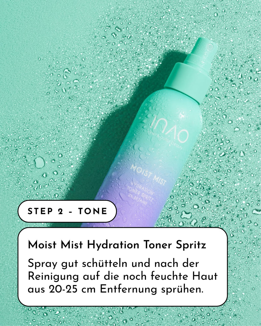 Eine grüne und violette Sprühflasche mit "Happy Moisture Sparset" von INAO by essence steht auf einer strukturierten mintgrünen Oberfläche mit Wassertropfen. Ein Textfeld in deutscher Sprache erklärt die Anwendung dieses Hydration Toners und hebt seine Vorteile hervor.