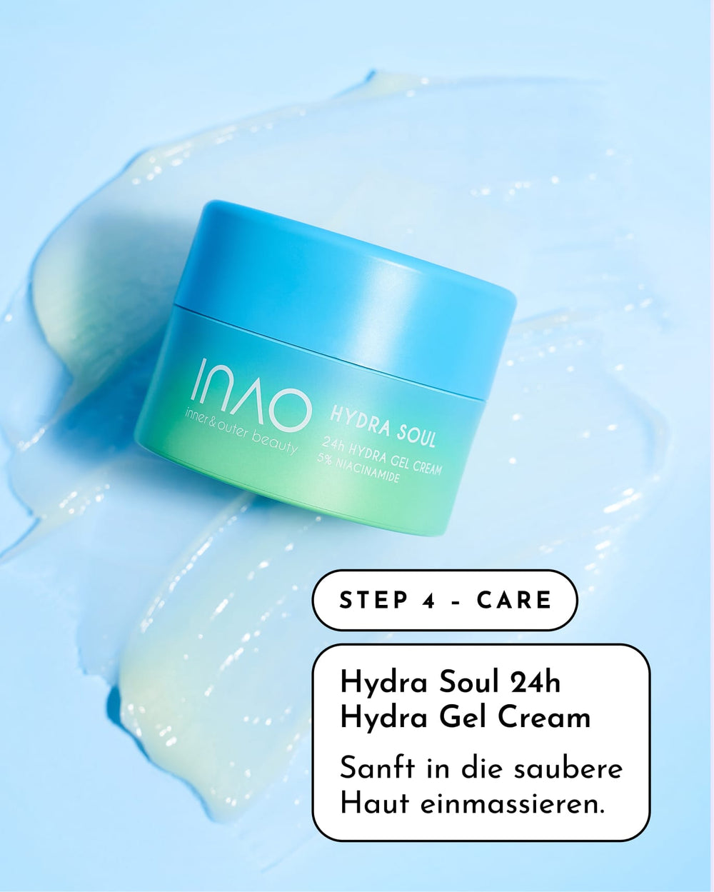 Ein blauer Tiegel Happy Moisture Sparset von INAO by essence steht auf einer hellblauen Unterlage, darunter befindet sich eine Gelcreme. Der Text lautet: "SCHRITT 4 - PFLEGE. Sanft in die saubere Haut einmassieren.