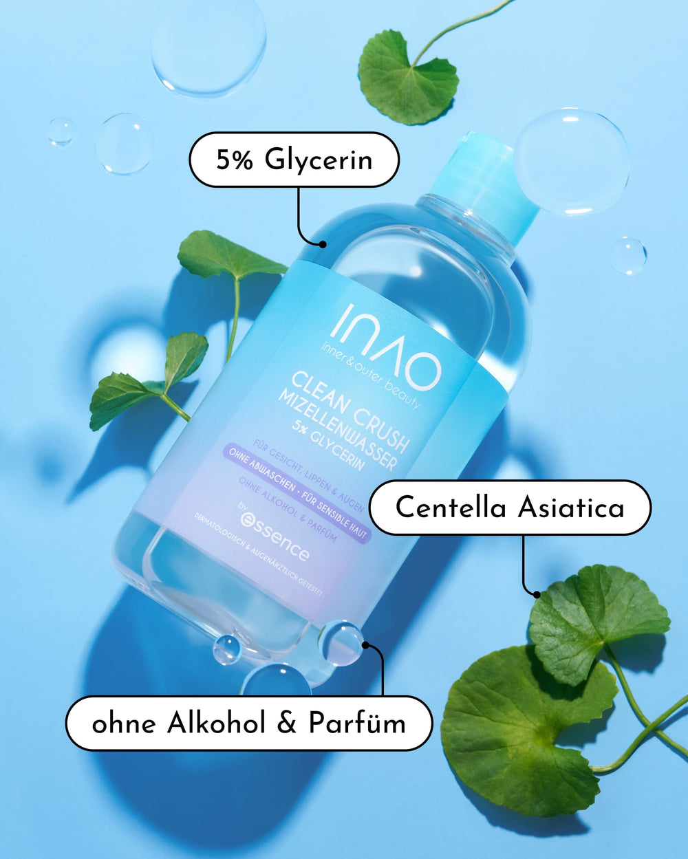 Eine Flasche INAO New Drop Sparset 2.0 ruht auf einer blauen Fläche mit grünen Centella-Asiatica-Blättern. Textblasen betonen "sanfte Reinigung", "5% Glycerin" und "ohne Alkohol & Parfüm" - für intensive Feuchtigkeit.