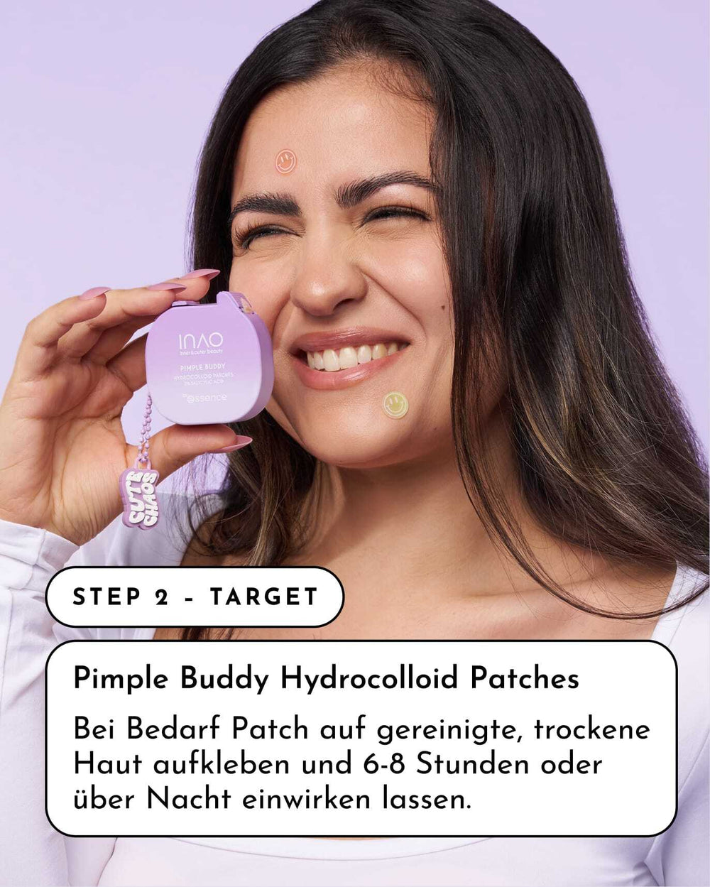 Eine lächelnde Frau mit langen dunklen Haaren hält sich einen violetten Behälter mit INAO by essence Anti-Unreinheiten Sparset vor das Gesicht. Auf ihrer Stirn und Wange sind Pickel zu sehen. Die Verwendung des Produkts wird im deutschen Text unten beschrieben.