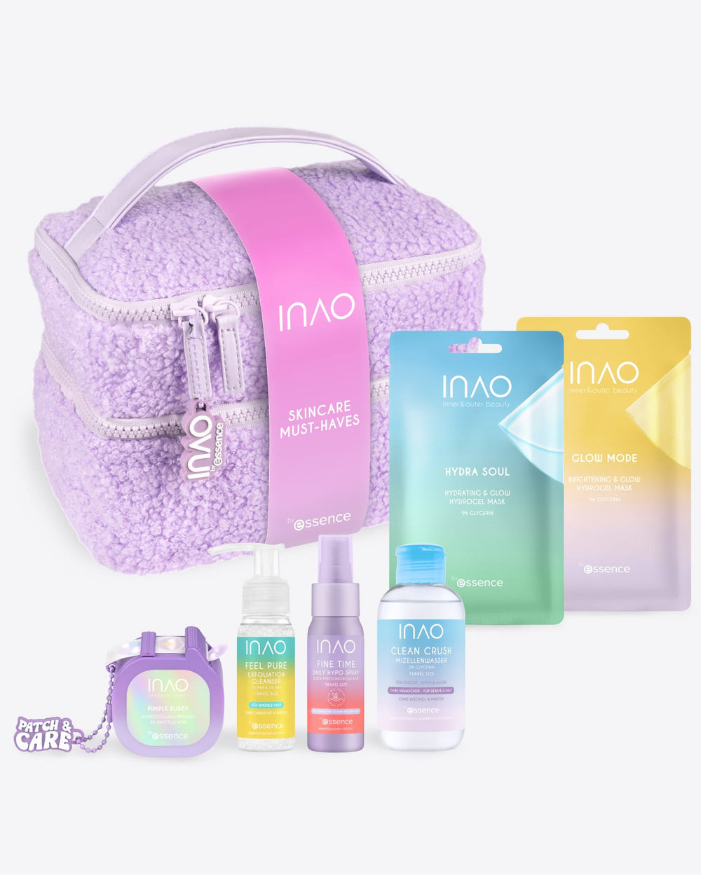 Das Set „INAO Skincare Must-Haves by essence“ ist übersichtlich auf einem weißen Hintergrund angeordnet und besteht aus einer Kosmetiktasche mit Lavendelmuster und einem rosa INAO-Anhänger, umgeben von fünf INAO-Produkten und zwei bunten Gesichtsmasken-Päckchen – so entsteht das perfekte, übersichtliche Hautpflegeset für Ihre tägliche Hautpflegeroutine.
