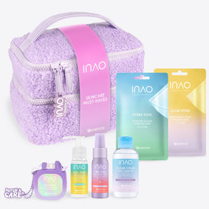 Das Set „INAO Skincare Must-Haves by essence“ ist übersichtlich auf einem weißen Hintergrund angeordnet und besteht aus einer Kosmetiktasche mit Lavendelmuster und einem rosa INAO-Anhänger, umgeben von fünf INAO-Produkten und zwei bunten Gesichtsmasken-Päckchen – so entsteht das perfekte, übersichtliche Hautpflegeset für Ihre tägliche Hautpflegeroutine.