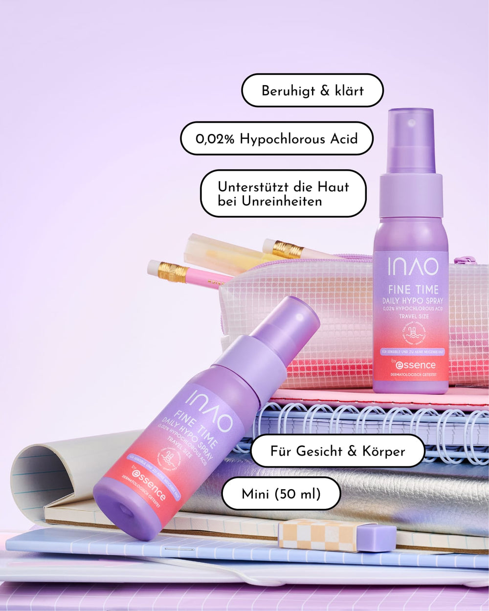 Zwei violette Sprühflaschen mit der Aufschrift „INAO Skincare Must-Haves by essence“ der Marke INAO sind auf gestapelten Notizbüchern mit pastellfarbenen Bleistiften ausgestellt. Diese INAO-Produkte, die sich perfekt für Ihre tägliche Hautpflegeroutine eignen, werden durch Sprechblasen in deutscher Sprache rund um die Flaschen mit ihren Produktvorteilen, Inhaltsstoffen und weiteren Details vorgestellt.