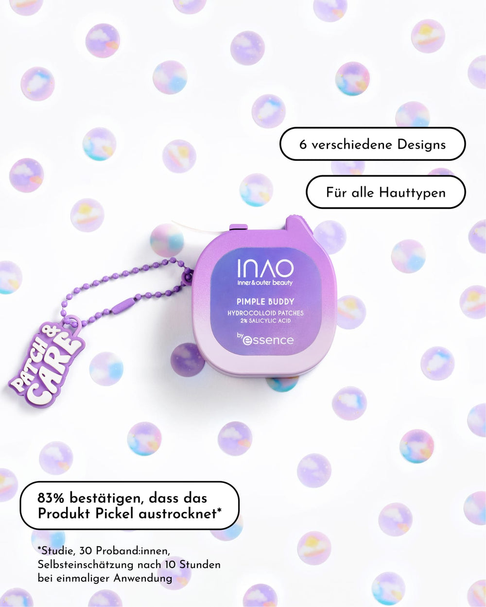 Lila Behälter mit der Aufschrift „INAO Skincare Must-Haves by essence“ auf weißem Hintergrund mit bunten Punkten, verziert mit einem „PEACH CARE“-Anhänger. Der deutsche Text hebt die Designvielfalt des Produkts und seine Eignung für alle Hauttypen hervor und macht es zu einer idealen Ergänzung für deine tägliche Hautpflegeroutine sowie zu einer tollen Ergänzung zu anderen INAO-Produkten im Skincare-Set.