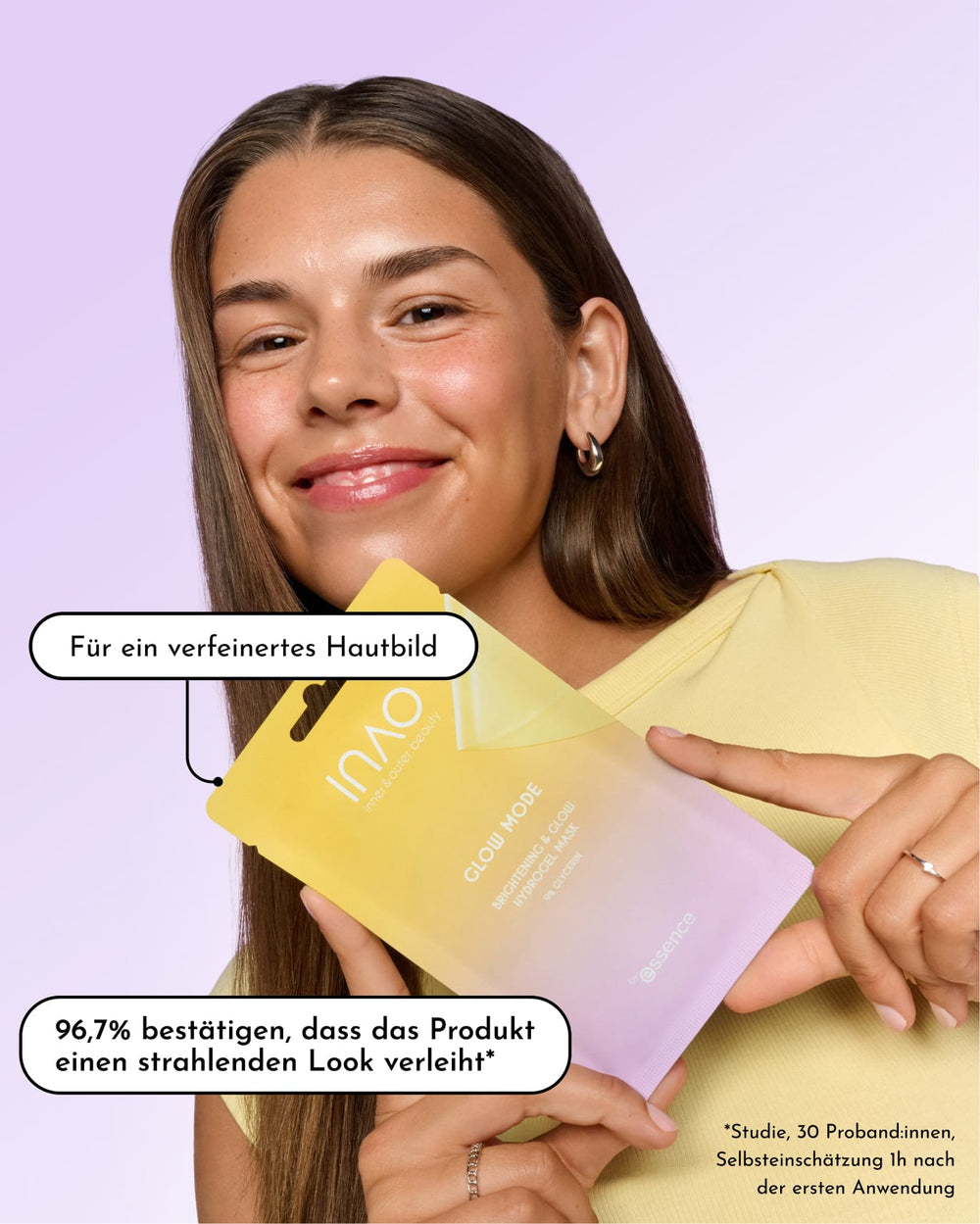 Eine lächelnde Frau mit langen braunen Haaren hält eine gelbgrüne Gesichtsmaskenpackung in der Hand – ein unverzichtbares Produkt aus dem Set „INAO Skincare Must-Haves by essence“. In den Sprechblasen steht: „Für ein verfeinertes Hautbild“ und „96,7 % bestätigen, dass das Produkt einen strahlenden Look verleiht.“ Perfekt für jede Hautpflegeroutine von INAO.
